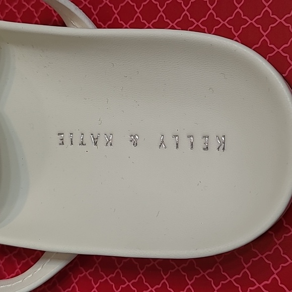 Kelly and Katie Ivory Sandals with medallion - Picture 7 of 12